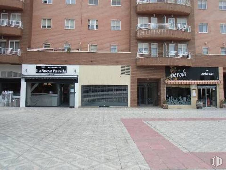 Local en venta en Avenida Juan Carlos I, Cuenca, 16004 con edificio, ventana, arquitectura, accesorio, superficie de carretera, barrio, puerta, acera, ciudad y edificio comercial alrededor