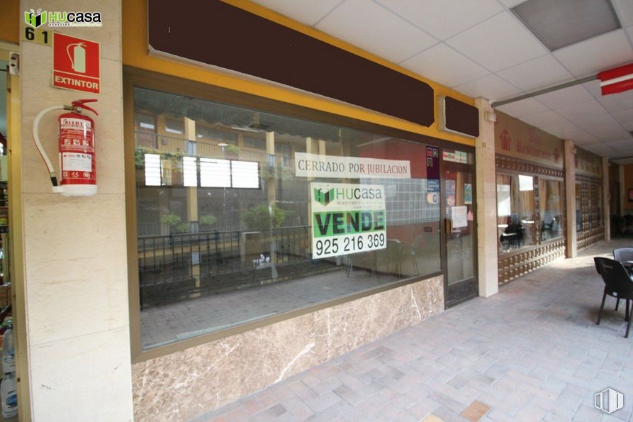 Retail for sale at Buenavista, Toledo, 45005 with packaged goods, chair, fixture, wall, building, door, bench, facade, retail and flooring around