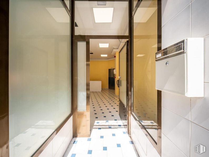 Retail for sale at Calle Mosquilona, Colmenar Viejo, Madrid, 28770 with flooring, floor, interior design, ceiling, composite material, tile, tile flooring, glass, cleanliness and aluminium around