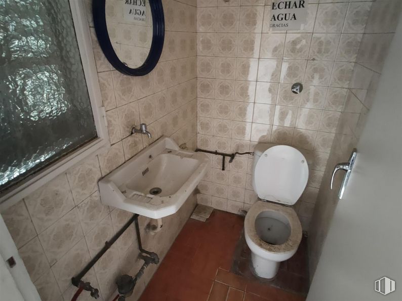 Local en venta en Calle Saturno, Barajas, Madrid, 28042 con inodoro, fregadero, ventana, accesorios de fontanería, asiento del inodoro, cuarto de baño, grifo, lavabo, morado y madera alrededor