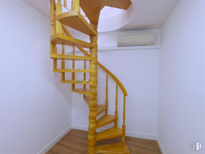 Office for rent at Calle Gran Vía, 28, Majadahonda, Madrid, 28220 with stairs, spiral, handrail, wood stain, hardwood, baluster and wood flooring around