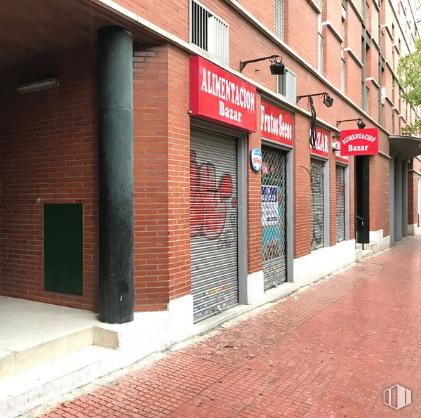 Local en alquiler en Avenida Badajoz, 56, Ciudad Lineal, Madrid, 28027 con ventana, edificio, albañilería, ladrillo, superficie de la carretera, madera, acera, material de construcción, fachada y fuente alrededor