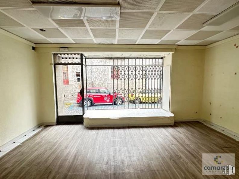 Retail for rent at Calle Tomás Luis de Vitoria, 16, Ávila, 05001 with car, building, property, tire, window, interior design, house, architecture, wood and floor around