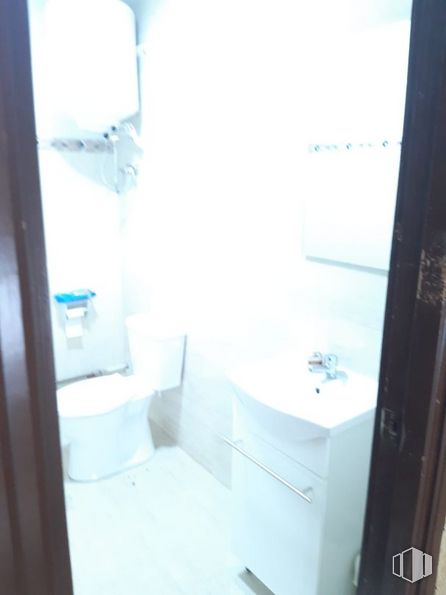 Oficina en venta en Calle Carranza, Centro, Madrid, 28004 con inodoro, mueble de baño, fregadero, espejo, grifo, propiedad, lavabo, accesorios de fontanería, cuarto de baño y interiorismo alrededor