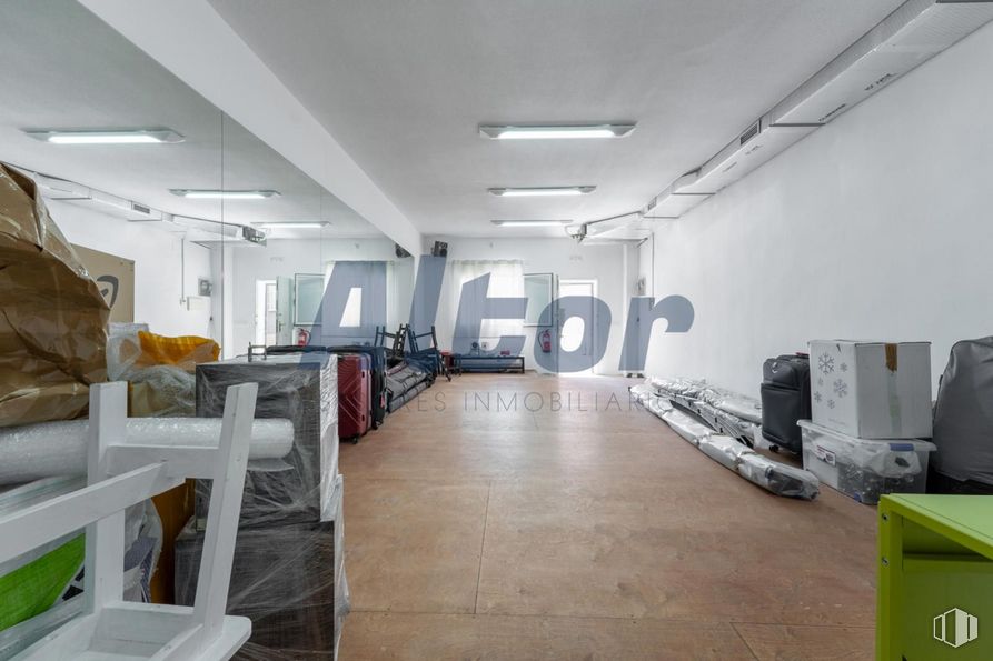 Local en venta en Calle Luis Ruiz, Ciudad Lineal, Madrid, 28017 con lámpara, alumbrado, edificio, interiorismo, suelos, suelo, accesorio, techo, madera y espacio alrededor