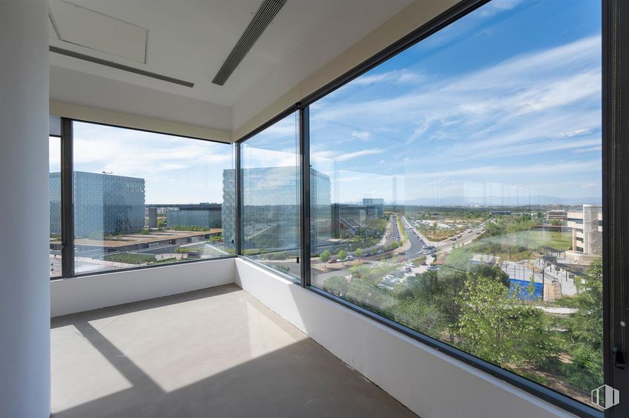 Oficina en alquiler en Edificio Torona, Avenida Europa, 24, Alcobendas, Madrid, 28108 con edificio, durante el día, cielo, nube, interiorismo, diseño urbano, sombra, condominio, suelo y planta alrededor