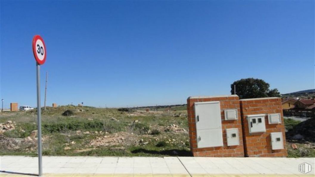 Suelo en venta en Calle Segovia, Segovia, 40408 con edificio, cielo, planta, lote de tierra, puerta, gas, árbol, paisaje, superficie de carretera y hierba alrededor