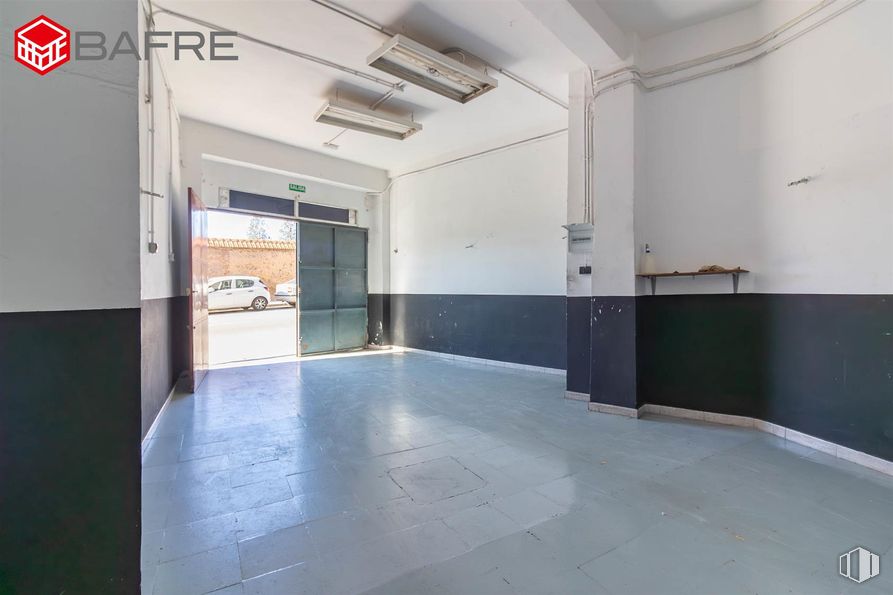 Retail for sale at Zona Carabanchel, Carabanchel, Madrid, 28025 with flooring, floor, composite material, grey, concrete, daylighting, paint and plaster around