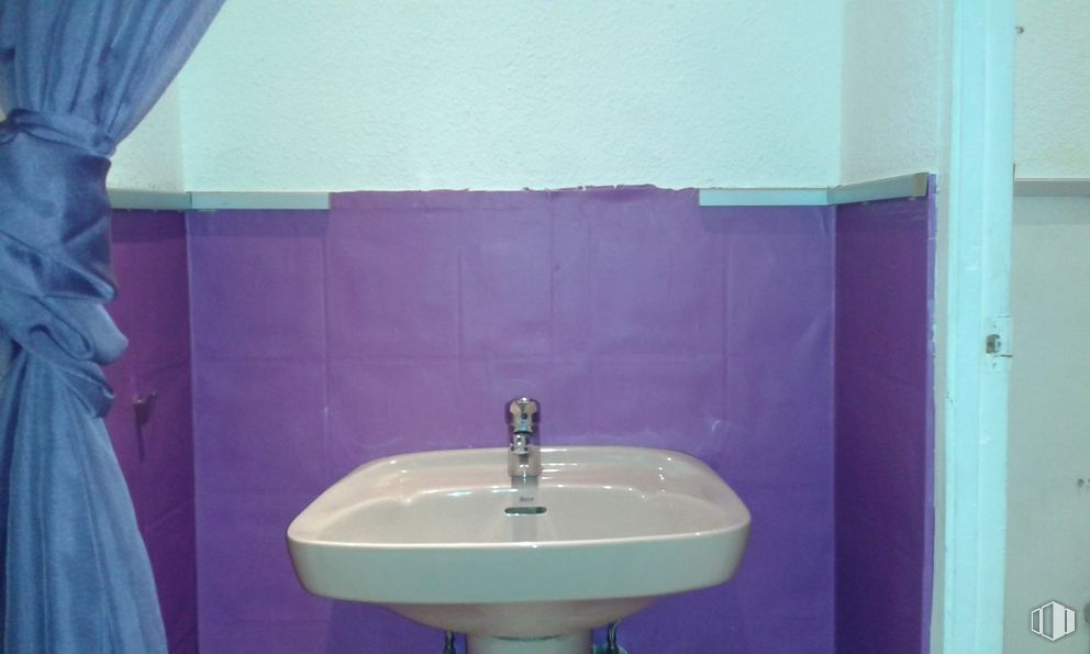 Oficina en alquiler en Calle Francisco Navacerrada, Salamanca, Madrid, 28028 con fregadero, grifo, accesorios de fontanería, azul, morado, lavabo, fluido, cuarto de baño, violeta y rosa alrededor