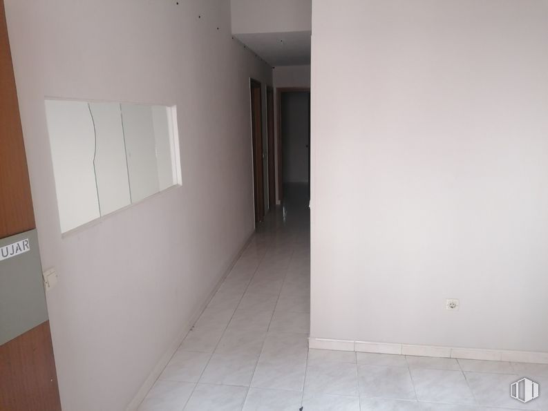 Retail for rent at Calle Mayor, Valdilecha, Madrid, 28511 with cabinetry, fixture, wood, floor, flooring, wall, building, house, ceiling and hardwood around