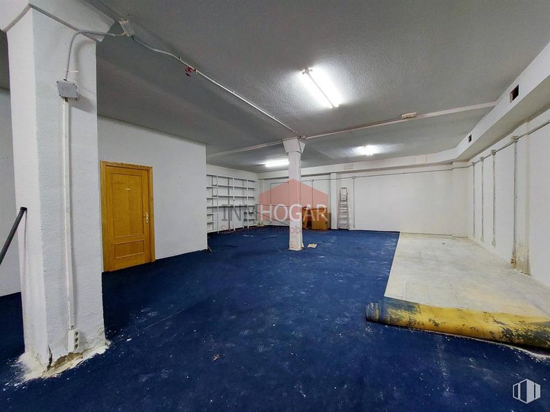 Industrial for sale at Zona Estación, Ávila, 05001 with door, lighting, building, interior design, hall, floor, wood, flooring, ceiling and space around