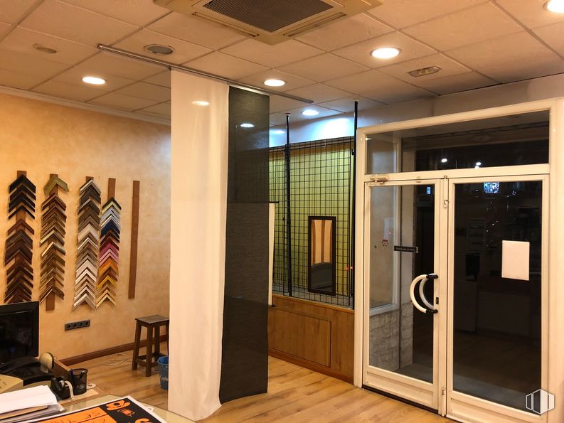 Retail for sale & for rent at Calle Alfares, 39, La Puebla de Montalbán, Toledo, 45516 with cabinetry, wood, fixture, interior design, flooring, floor, wall, door, automotive exterior and vehicle door around