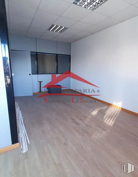 Industrial for sale at Zona logística, Illescas, Toledo, 45200 with building, fixture, wood, hall, flooring, floor, composite material, laminate flooring, automotive design and space around