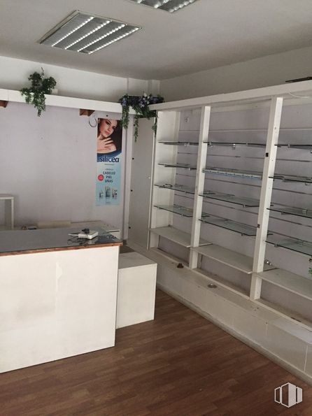 Retail for sale at Calle Comunidad de Madrid, Las Rozas de Madrid, Madrid, 28230 with bookcase, cabinetry, building, house, houseplant, wood, flooring, floor, wall and shelving around