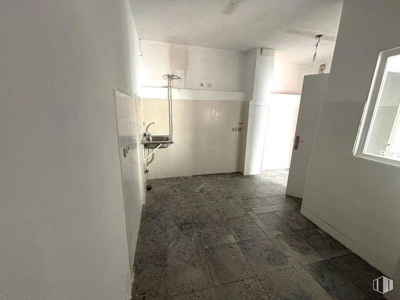 Local en venta en Zona Sur, Puente de Vallecas, Madrid, 28038 con ventana, accesorio, edificio, puerta, suelo, suelos, persiana de la ventana, techo, casa y habitación alrededor