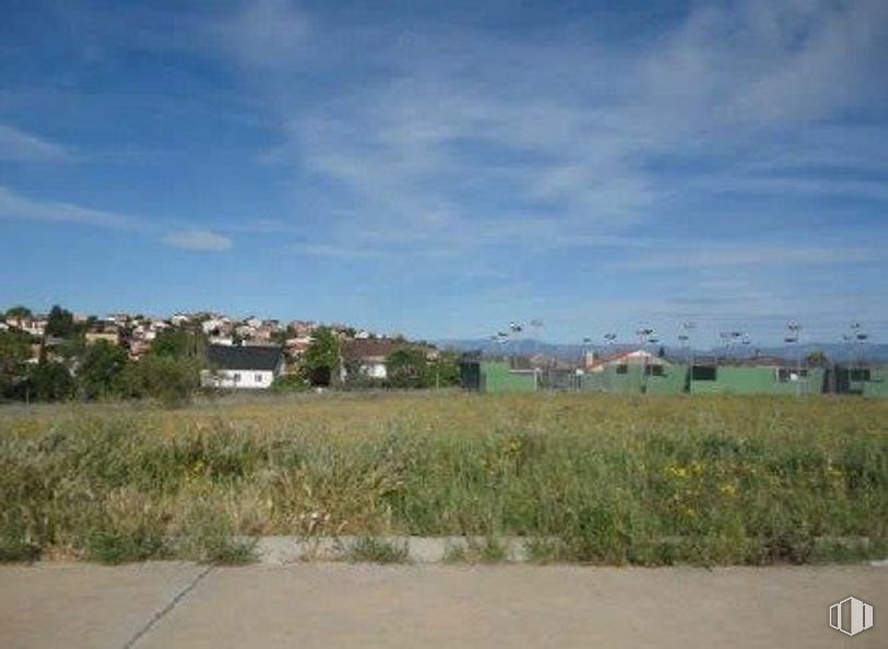 Land for sale at Calle Mérida Enclaves Coto, El Casar, Guadalajara, 19170 with cloud, sky, plant, natural landscape, building, asphalt, tree, horizon, grassland and plain around