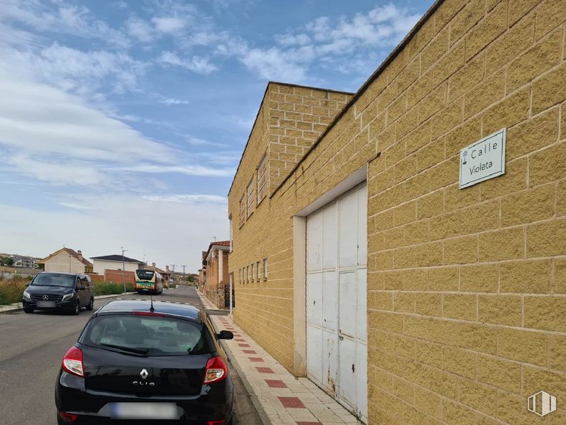 Industrial for sale at Calle Clavel, Mocejón, Toledo, 45270 with car, door, house, sky, vehicle, cloud, tire, building, automotive lighting and vehicle registration plate around