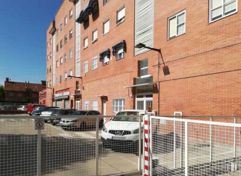 Retail for sale at Paseo Pastrana, Alcalá de Henares, Madrid, 28803 with car, window, building, tire, wheel, vehicle, fence, brick, house and neighbourhood around