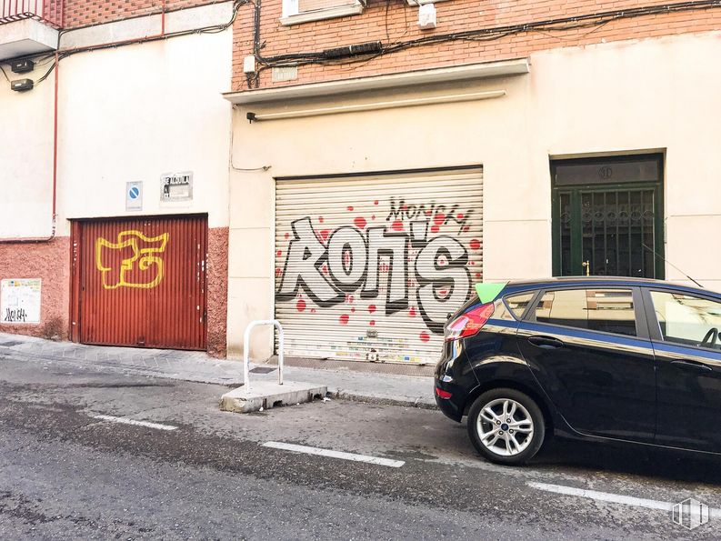 Local en alquiler y venta en Zona cercana Ayuntamiento, Usera, Madrid, 28026 con rueda, coche, ventana, puerta, neumático, vehículo, iluminación automotriz, vehículo de motor, neumático automotriz y asfalto alrededor