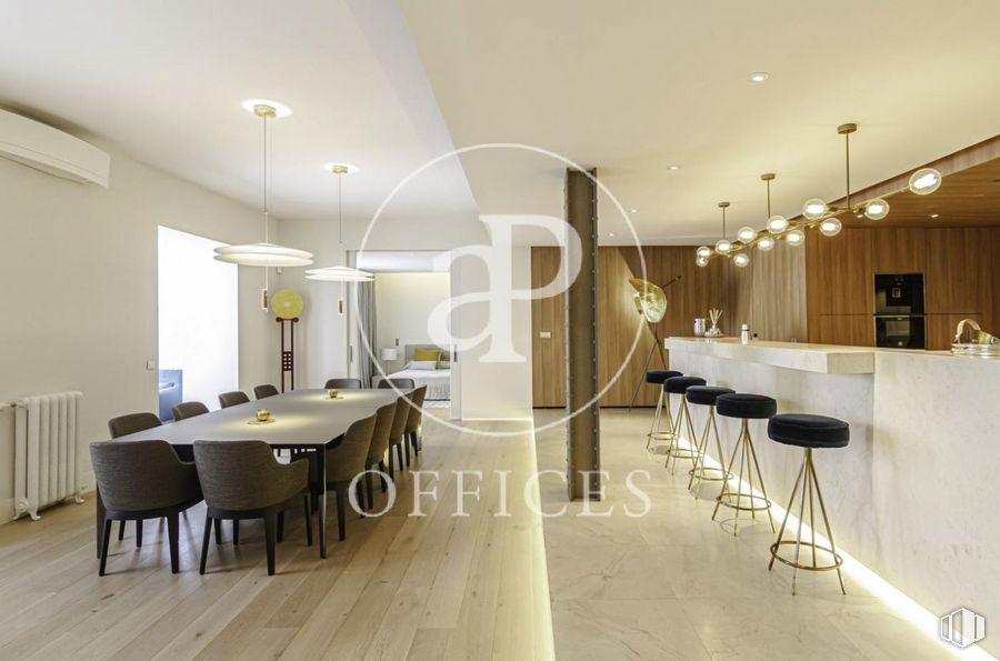 Oficina en alquiler en Calle Gran Vía, Centro, Madrid, 28013 con alumbrado, silla, mesa, mueble, edificio, pasillo, mesa de cocina y comedor, suelo, madera y piso alrededor