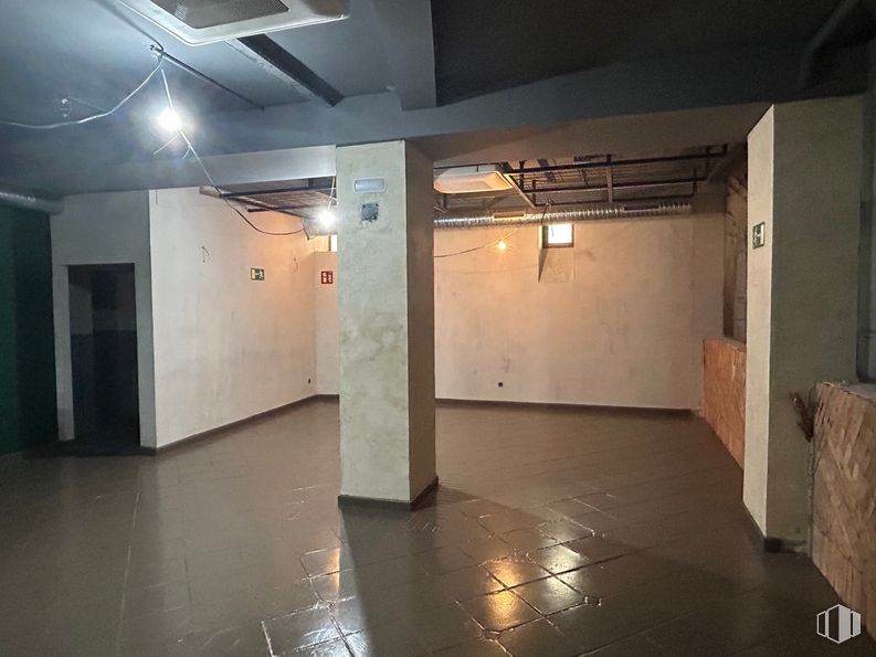 Retail for rent at Calle San Andrés, 38, Centro, Madrid, 28004 with interior design, floor, flooring, hall, ceiling, space, fixture, glass, event and wood around