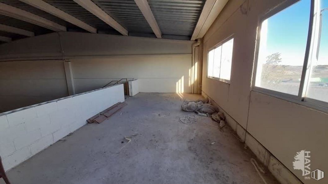 Industrial for sale at Polígono Borreguno Camporrosso, Ciempozuelos, Madrid, 28350 with window, wood, fixture, floor, flooring, composite material, beam, hardwood, ceiling and building around