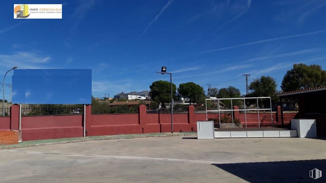 Local en venta en Zona Yeles, Yeles, Toledo, 45220 con cielo, nube, árbol, valla, asfalto, superficie de la carretera, luz de la calle, sombra, gas y planta alrededor