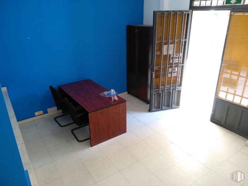 Retail for sale & for rent at Calle Calderón de la Barca, 12, Cuenca, 16001 with desk, chair, table, wood, interior design, flooring, floor, hardwood, door and event around