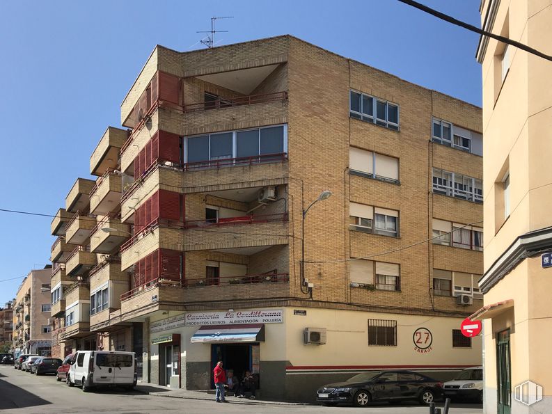 Local en alquiler y venta en Calle Hierbabuena, 21, Tetuán, Madrid, 28039 con edificio, coche, ventana, rueda, cielo, neumático, infraestructura, arquitectura, diseño urbano y condominio alrededor