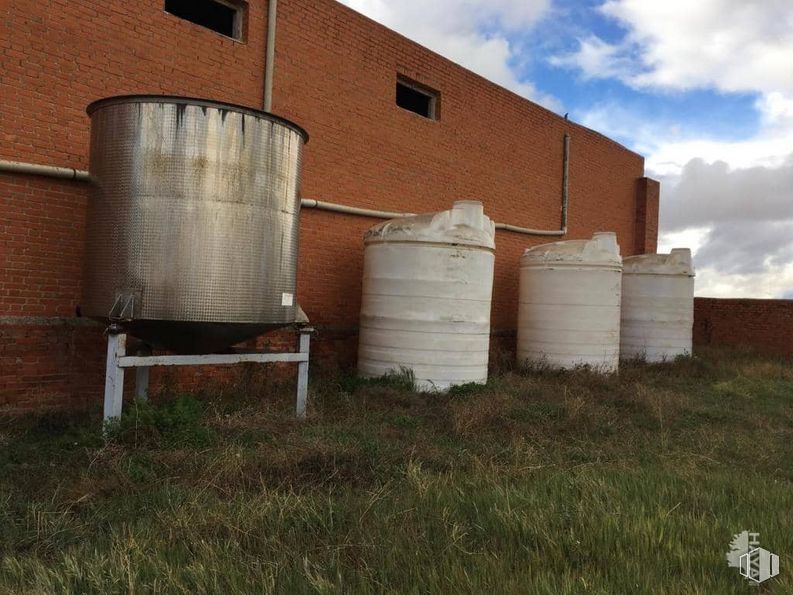 Industrial for sale at Calle Cerro Molino, Tresjuncos, Cuenca, 16422 with furniture, building, sky, cloud, silo, wood, land lot, grass, gas and water tank around