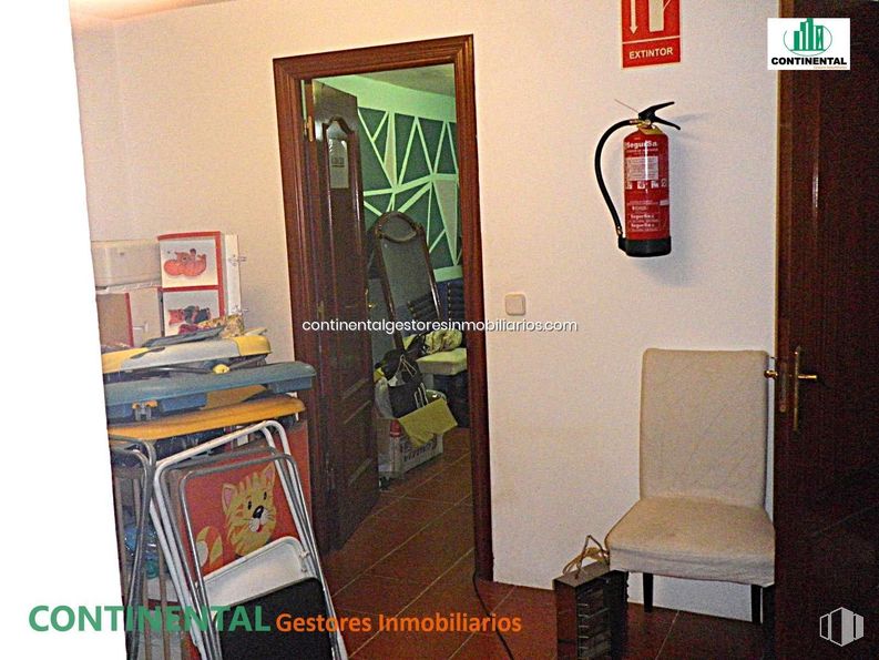 Local en venta en Calle Camarena, La Latina, Madrid, 28047 con silla, puerta, productos envasados embotellados y en frasco, extintor de incendios, interiorismo, pared, marco, casa, arte y edificio alrededor