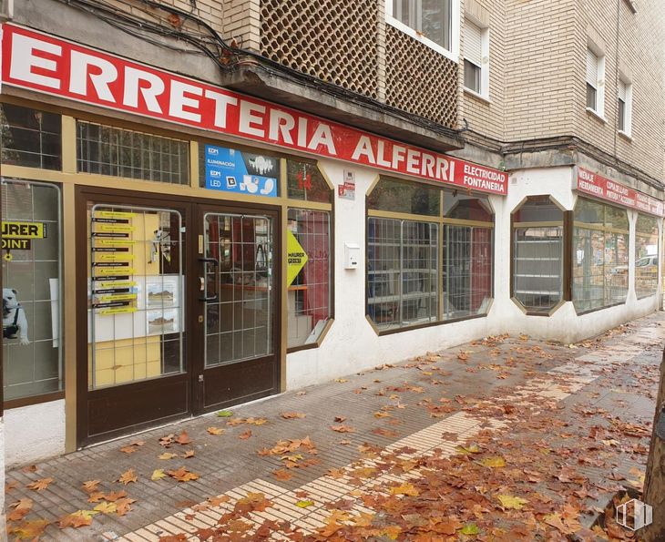 Local en alquiler en Paseo Pastrana, Alcalá de Henares, Madrid, 28803 con propiedad, ventana, accesorio, puerta, espacio público, fachada, edificio, instantánea, asentamiento humano y fuente alrededor