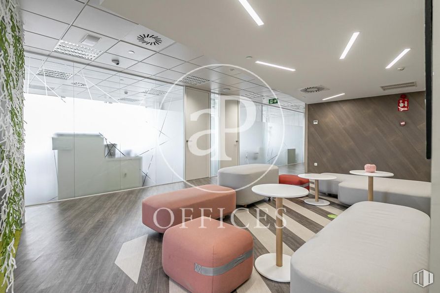 Oficina en alquiler en Edificio Cuzco IV, Paseo Castellana, 141, Tetuán, Madrid, 28046 con mesa, silla, interiorismo, edificio, suelos, diseño automovilístico, suelo, madera, planta y techo alrededor