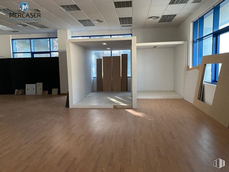 Retail for sale at Calle Francisco Alonso, Alcalá de Henares, Madrid, 28806 with window, flooring, floor, wood, interior design, ceiling, lighting, architecture, wood flooring and door around