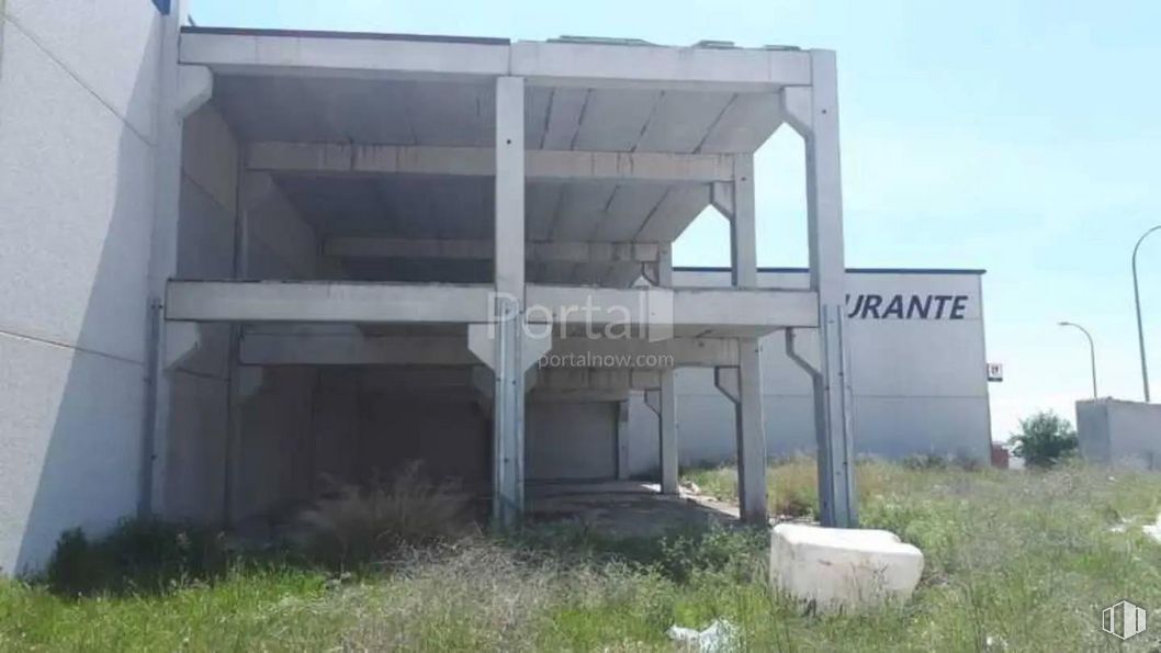 Industrial for sale at Polígono industrial El Viso de San Juan, El Viso de San Juan, Toledo, 45215 with building, plant, sky, land lot, grass, facade, landscape, composite material, shade and concrete around