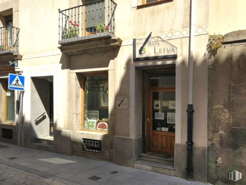 Retail for sale at Calle Esteban Domingo, Ávila, 05001 with window, door, building, plant, fixture, houseplant, facade, road, city and house around