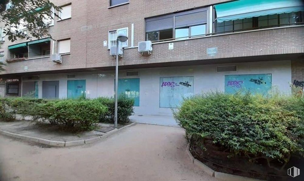 Retail for sale & for rent at Zona Acacias, Arganzuela, Madrid, 28005 with house, window, plant, building, urban design, neighbourhood, residential area, condominium, real estate and groundcover around