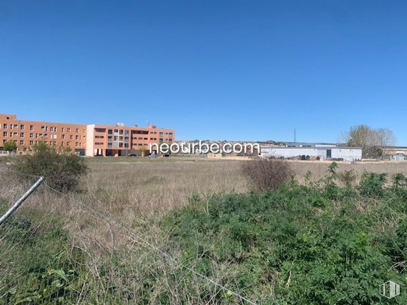 Land for sale at Calle Doctor Constantino Benito , Ávila, 05080 with building, sky, plant, land lot, natural landscape, window, grass, landscape, urban design and tree around