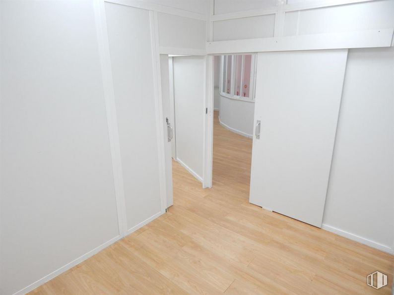 Retail for rent at Calle Jardín del Recreo, Ávila, 05001 with door, wood, flooring, fixture, house, laminate flooring, wood stain, hall, hardwood and building around