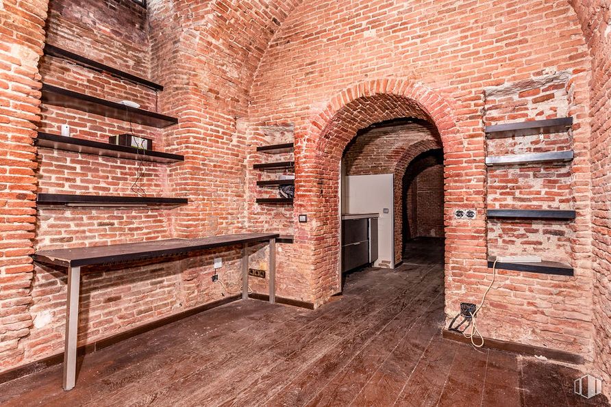 Retail for sale at Calle Espíritu Santo, Centro, Madrid, 28004 with table, brown, building, brickwork, brick, wood, building material, wall, flooring and facade around