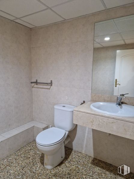 Office for rent at Calle Muñoz Urra, 7, Talavera de la Reina, Toledo, 45600 with sink, toilet, plumbing fixture, property, bathroom sink, tap, mirror, bathroom, lighting and fluid around