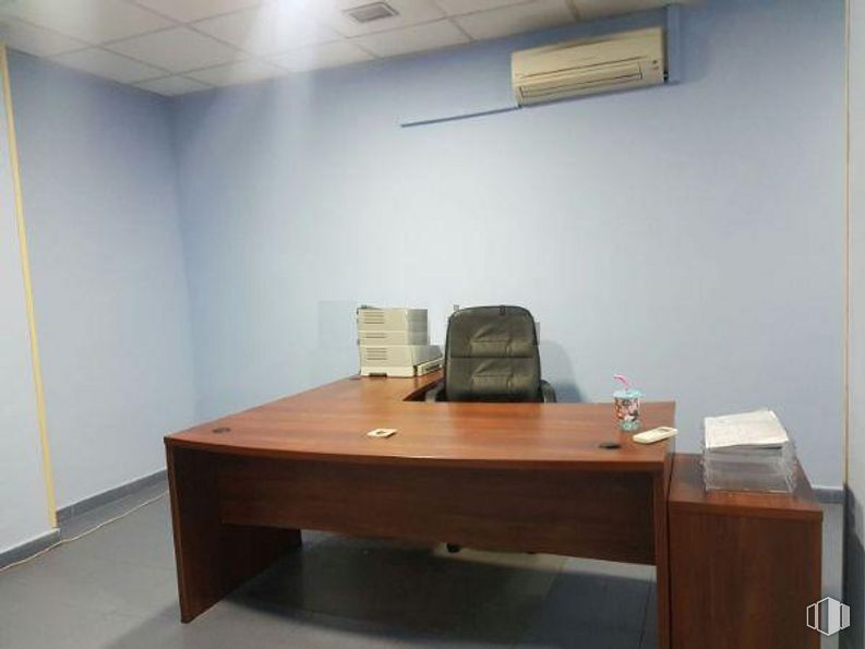 Retail for rent at Avenida Castilla, Guadalajara, 19002 with desk, table, furniture, building, wood, writing desk, computer desk, office supplies, floor and flooring around