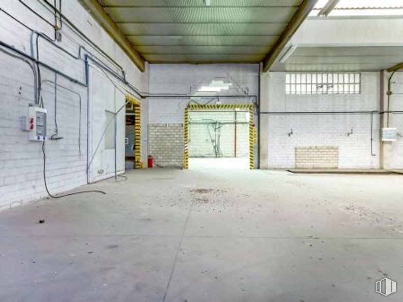 Nave en venta en Calle Los Frailes, 65, Daganzo de Arriba, Madrid, 28814 con accesorio, arquitectura, hall, suelos, suelo, edificio, hormigón, simetría, techo y material compuesto alrededor