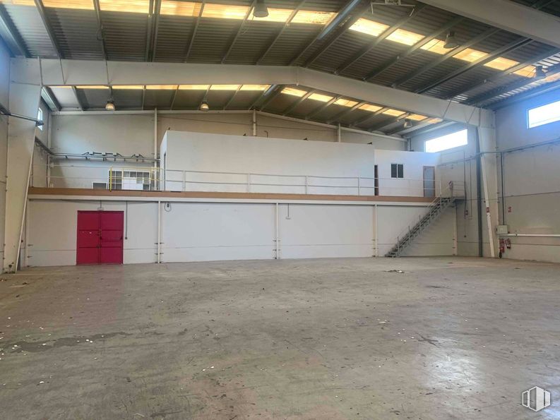 Industrial for rent at Zona industrial Alcalá de Henares, Alcalá de Henares, Madrid, 28806 with door, ceiling, floor, flooring, composite material, hall, building material, daylighting, warehouse and beam around