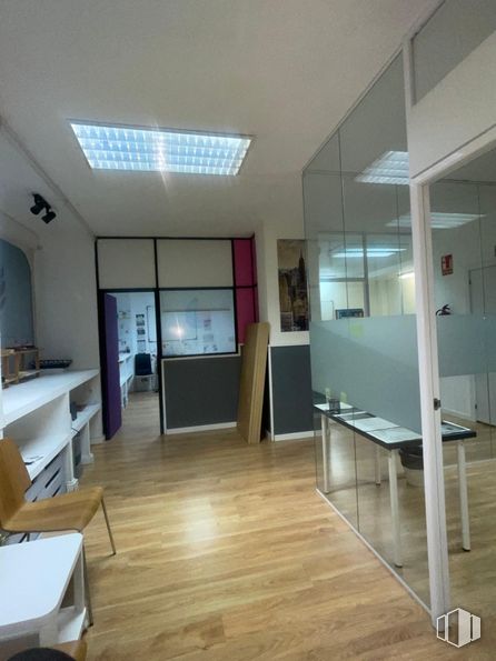 Local en alquiler en Zona Fuente del Berro, Salamanca, Madrid, 28028 con lámpara, alumbrado, mesa, mueble, edificio, madera, hall, arquitectura, interiorismo y puerta alrededor