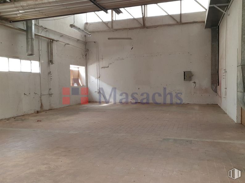 Industrial for sale at Zona industrial Las Nieves, Móstoles, Madrid, 28935 with floor, wood, building, flooring, hall, composite material, fixture, ceiling, concrete and gas around