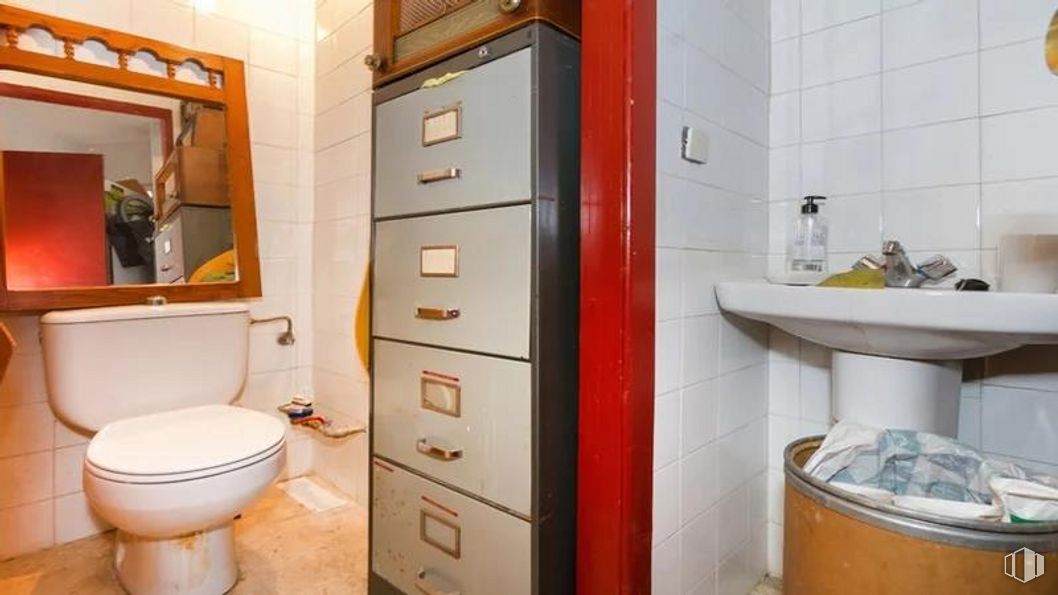 Retail for sale at Calle Persuasión, 3, Ciudad Lineal, Madrid, 28027 with toilet, filing cabinet, sink, cabinetry, property, bathroom cabinet, mirror, drawer, purple and dresser around