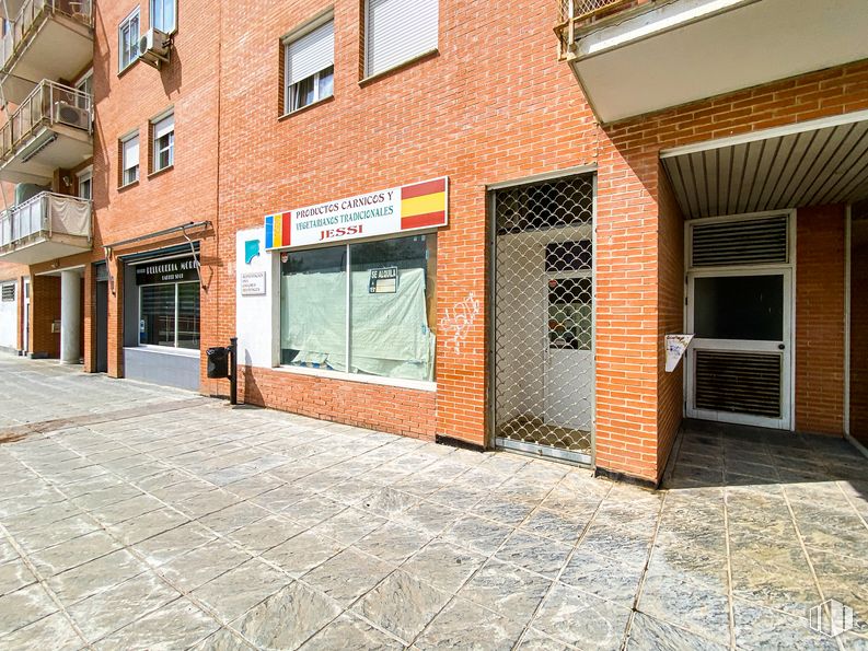 Retail for sale & for rent at Avenida Barcelona, 30, Guadalajara, 19005 with window, building, door, road surface, wood, asphalt, brickwork, fixture, brick and neighbourhood around