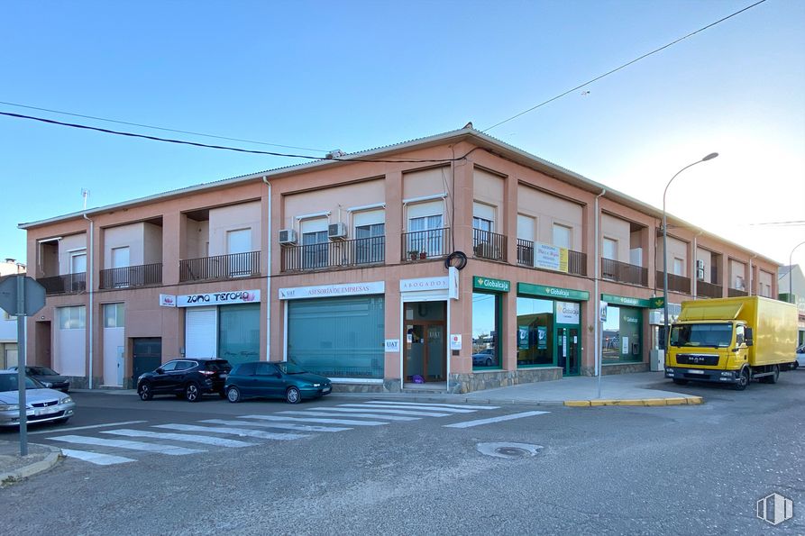 Local en alquiler y venta en Avenida Magallanes, 13, Santa Cruz de la Zarza, Toledo, 45370 con coche, edificio, camión, luz de estacionamiento automotriz, cielo, rueda, neumático, vehículo, ventana y luz de la calle alrededor