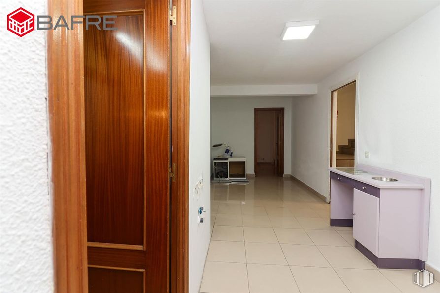 Local en venta en Casco antiguo, San Sebastián de los Reyes, Madrid, 28700 con puerta, escritorio, ebanistería, propiedad, accesorio, madera, interiorismo, cajón, suelo y asa alrededor